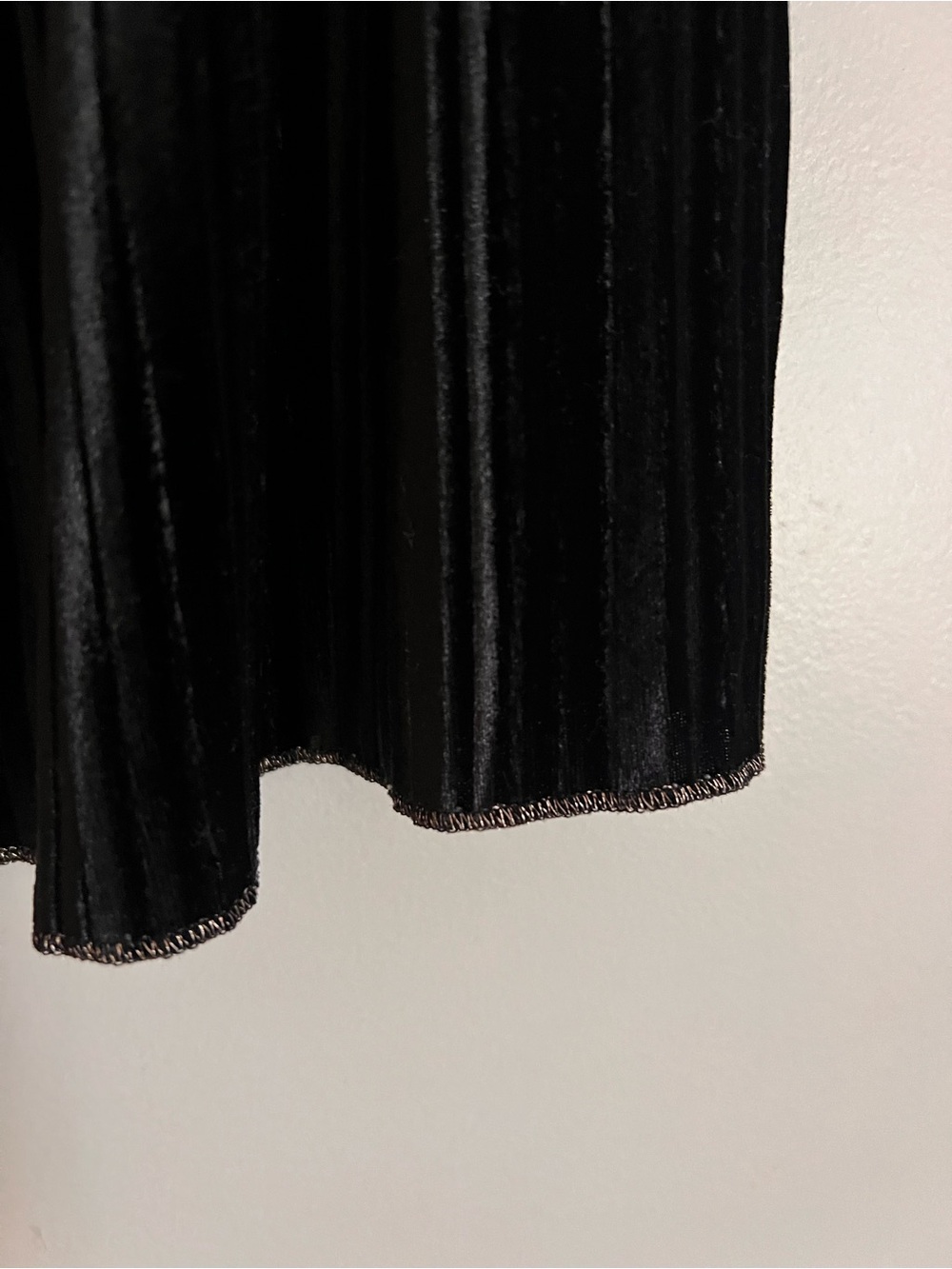 Zara Black Velvet Pleated Skirt with Gold Waistband - Picture 8 of 8